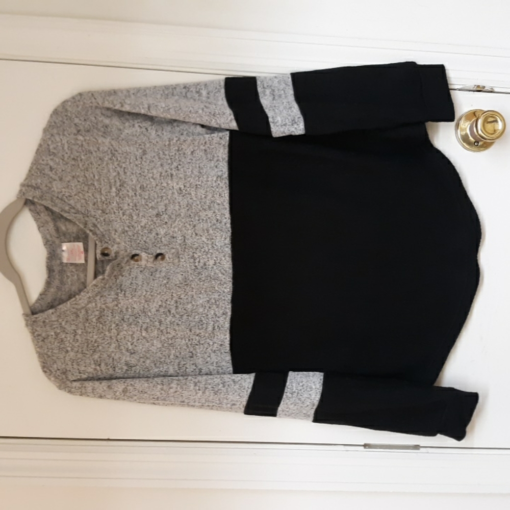 No Boundaries gray/black long sleeve sweater shirt